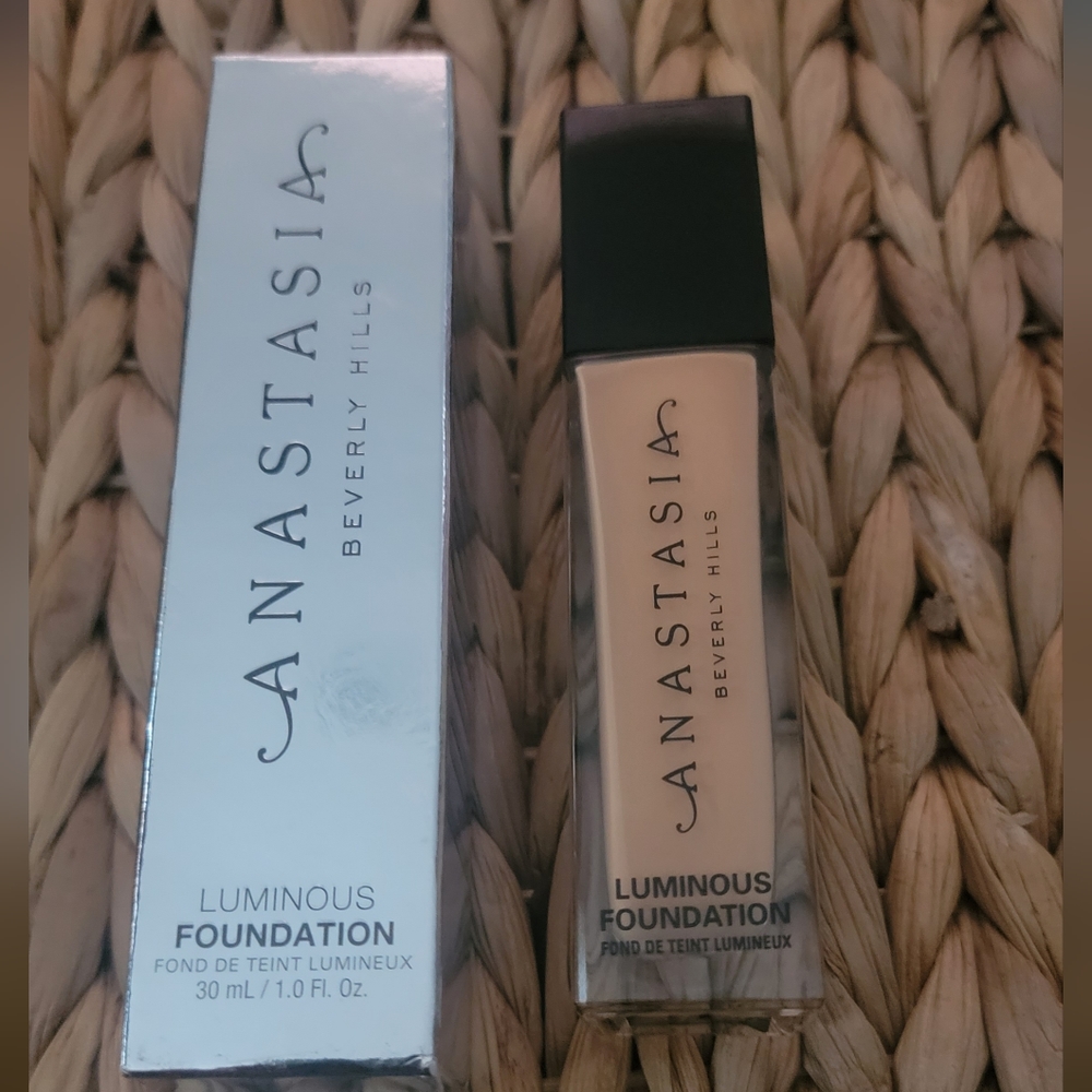 Anastasia Luminous Foundation 240N
